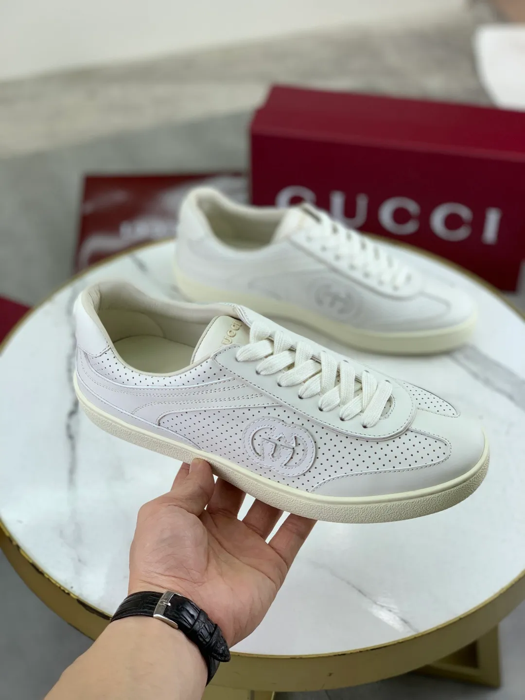 Men's shoes 💰P562 New GUCCI classic design moral training element catwalk model, matching version of top quality moral training shoes for men and women. Epoxy logo process is concave and convex, matching oil edge technology, punched cowhide cloth surface, suede cowhide surface splicing, breathable and not stuffy, the original overlasted shoe model is comfortable on the feet.  Fabric: Matched leather + cloth + mesh Lining: Water-dyed sheepskin Foot: Water-dyed sheepskin Outsole: Original molded TP matching environmentally friendly material Packaging: Top counter full set of packaging Female 35-42 (Female 41.42. Customized) Male 39-46 (46 customized)